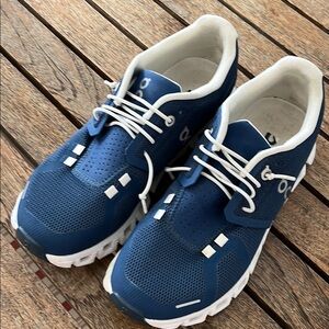 On clouds navy/cream running shoes gently worn size 6